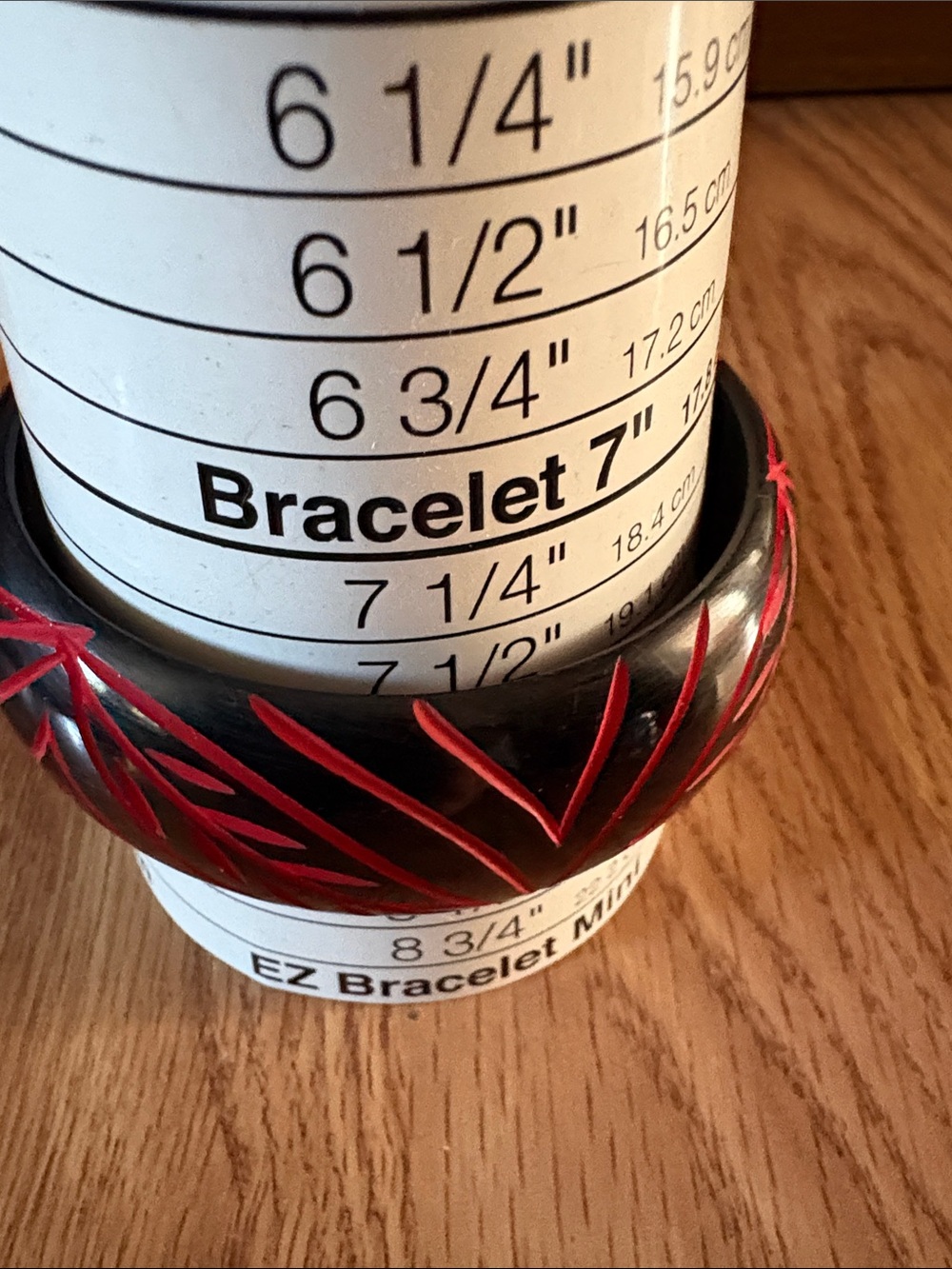 VINTAGE BAKELITE BLACK AND RED CARVED 7.5' BANGLE BRACELET - Picture 8 of 9